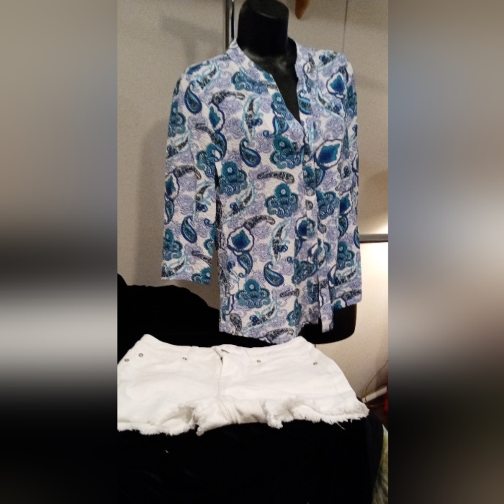 Very cute outfit, blue paisley blouse, and white denim shorts